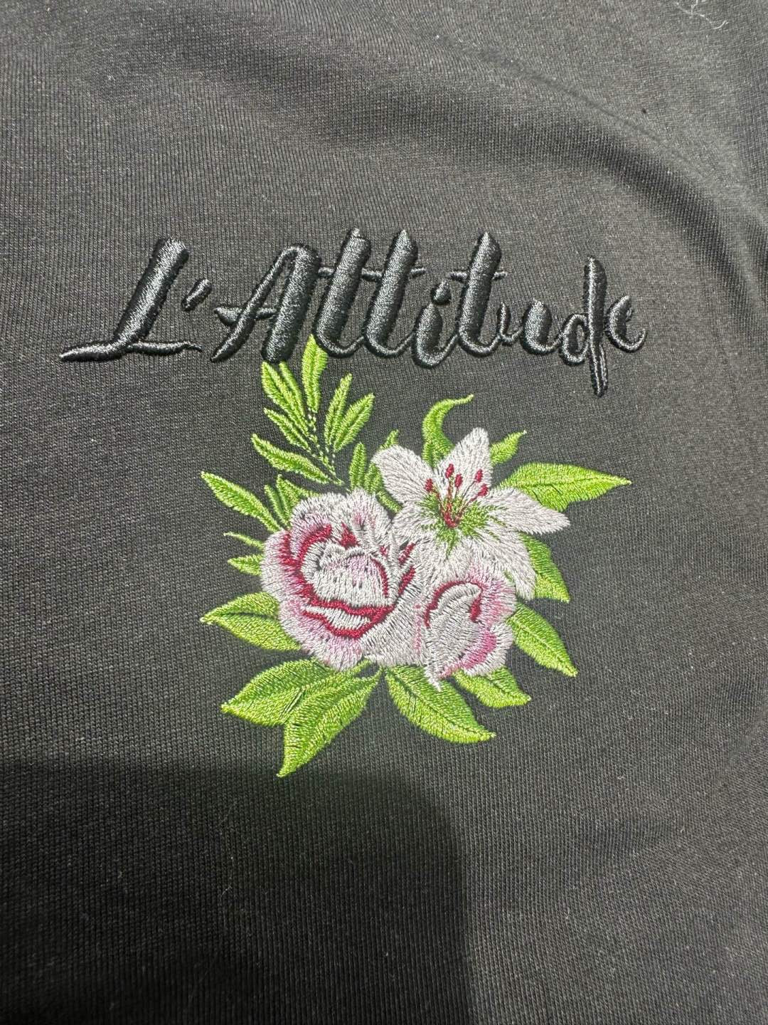 T-shirt Blanc Brodé « L'Attitude » 60210-2 Noir